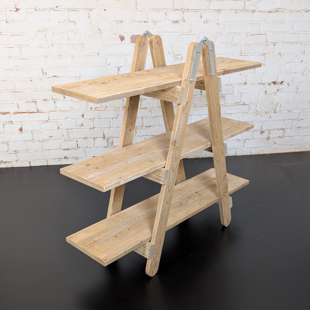 Vielseitig einsetzbares Leiterregal aus Holz mit offenem Design