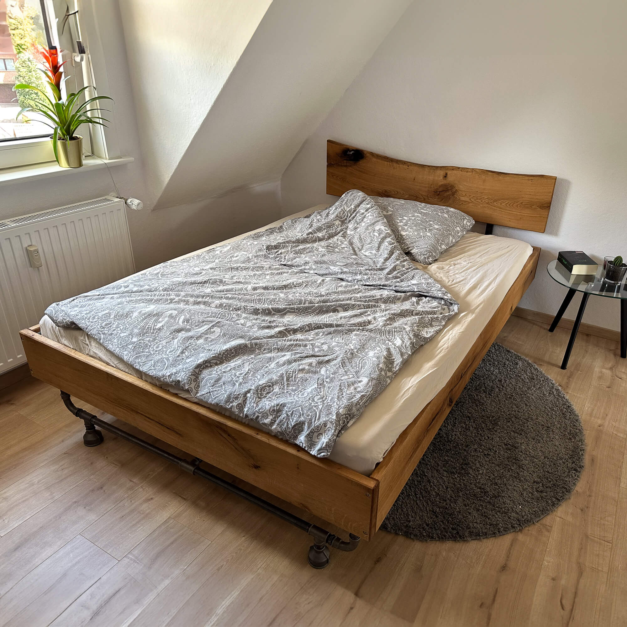 Eichenbett mit Rohrgestell - Amoligno - Betten