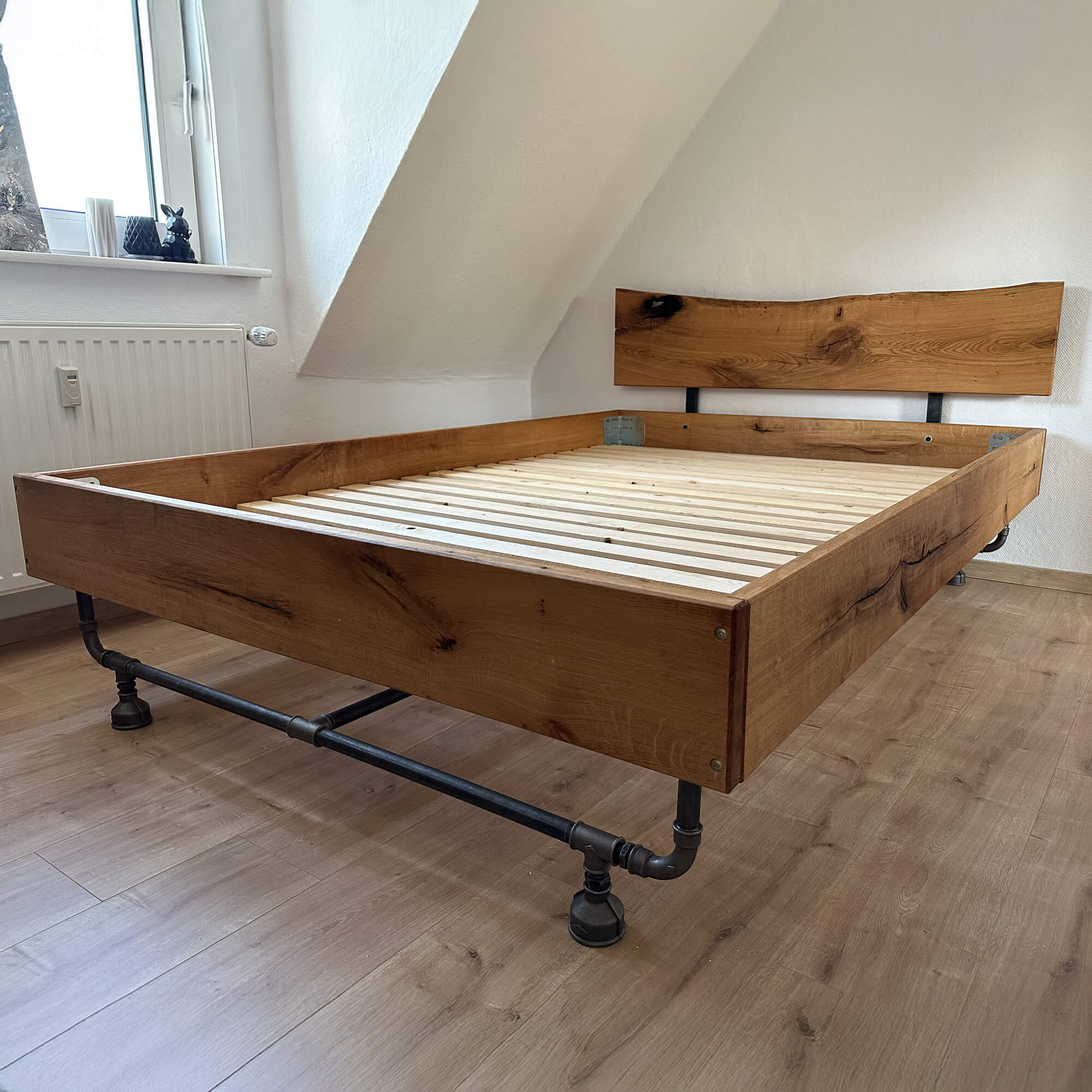 Eichenbett mit Rohrgestell - Amoligno - Betten