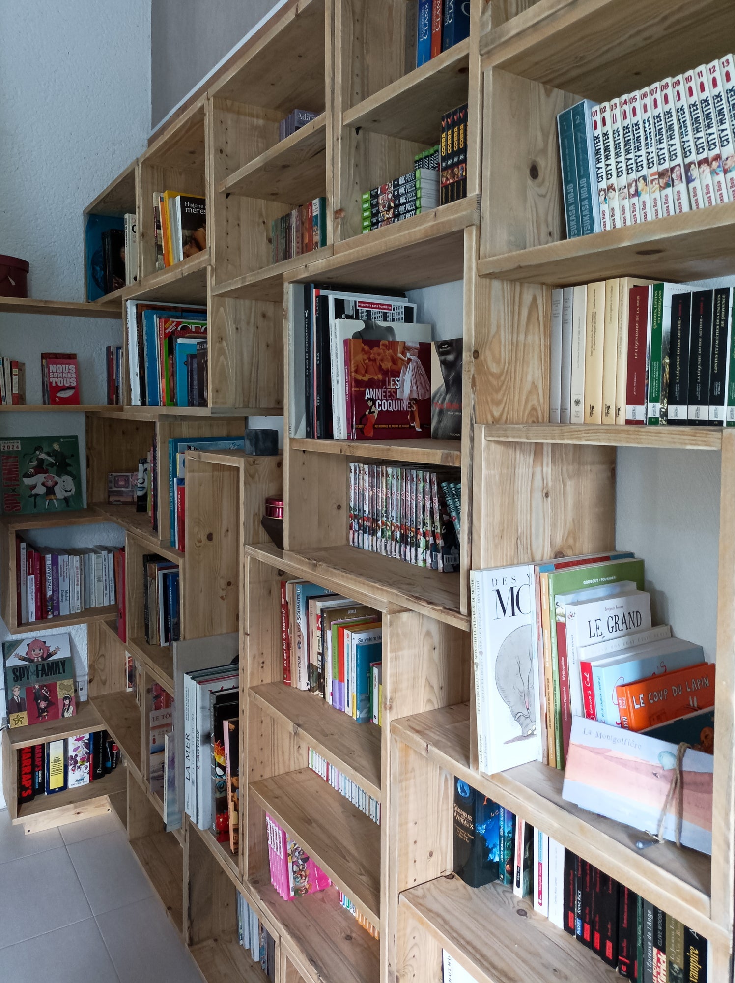 Melinda nachhaltiges Bücherregal aus Bauholz - Amoligno - Modulare Standregale