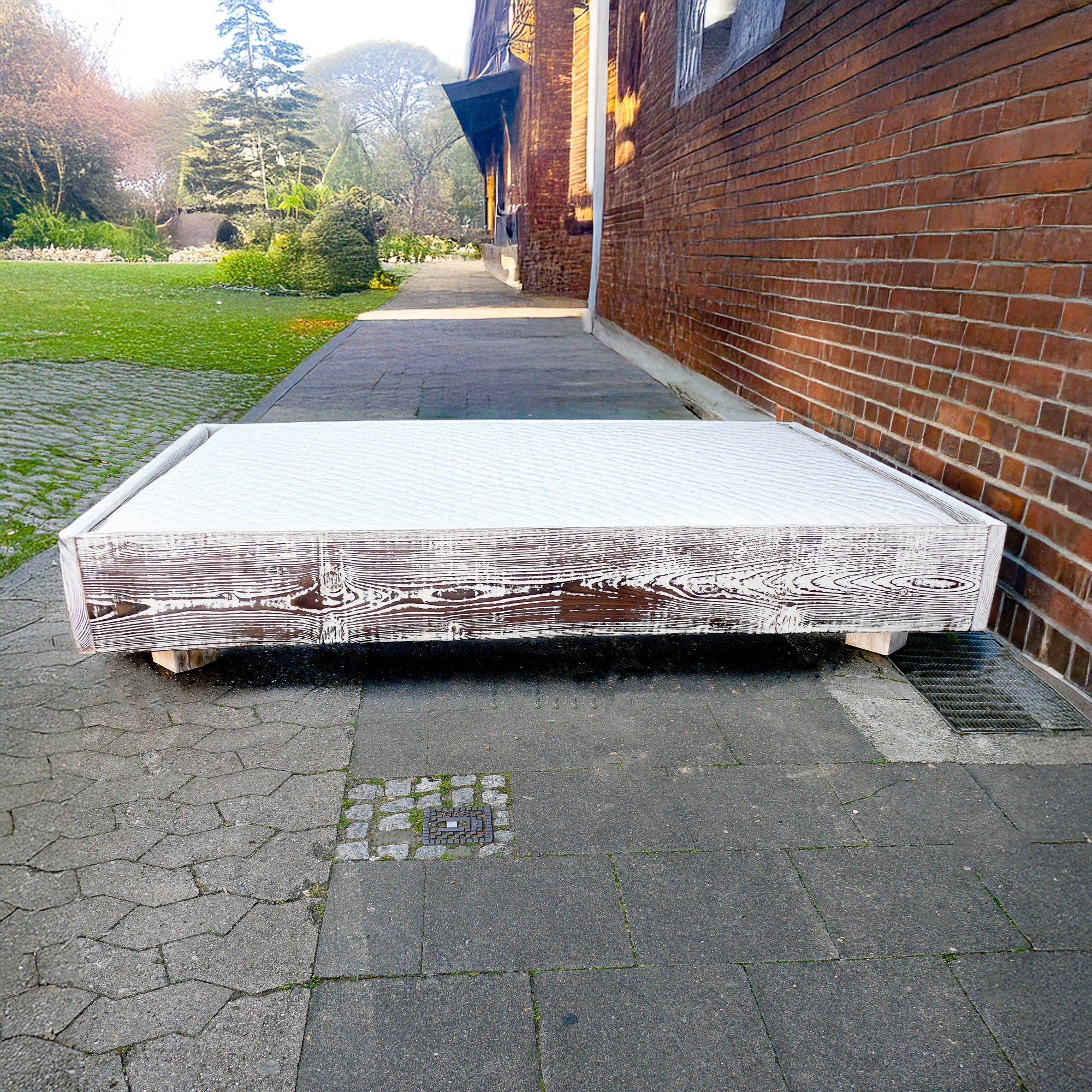Minimalistisches Bettgestell geflammt - gekalkt - Amoligno - Betten