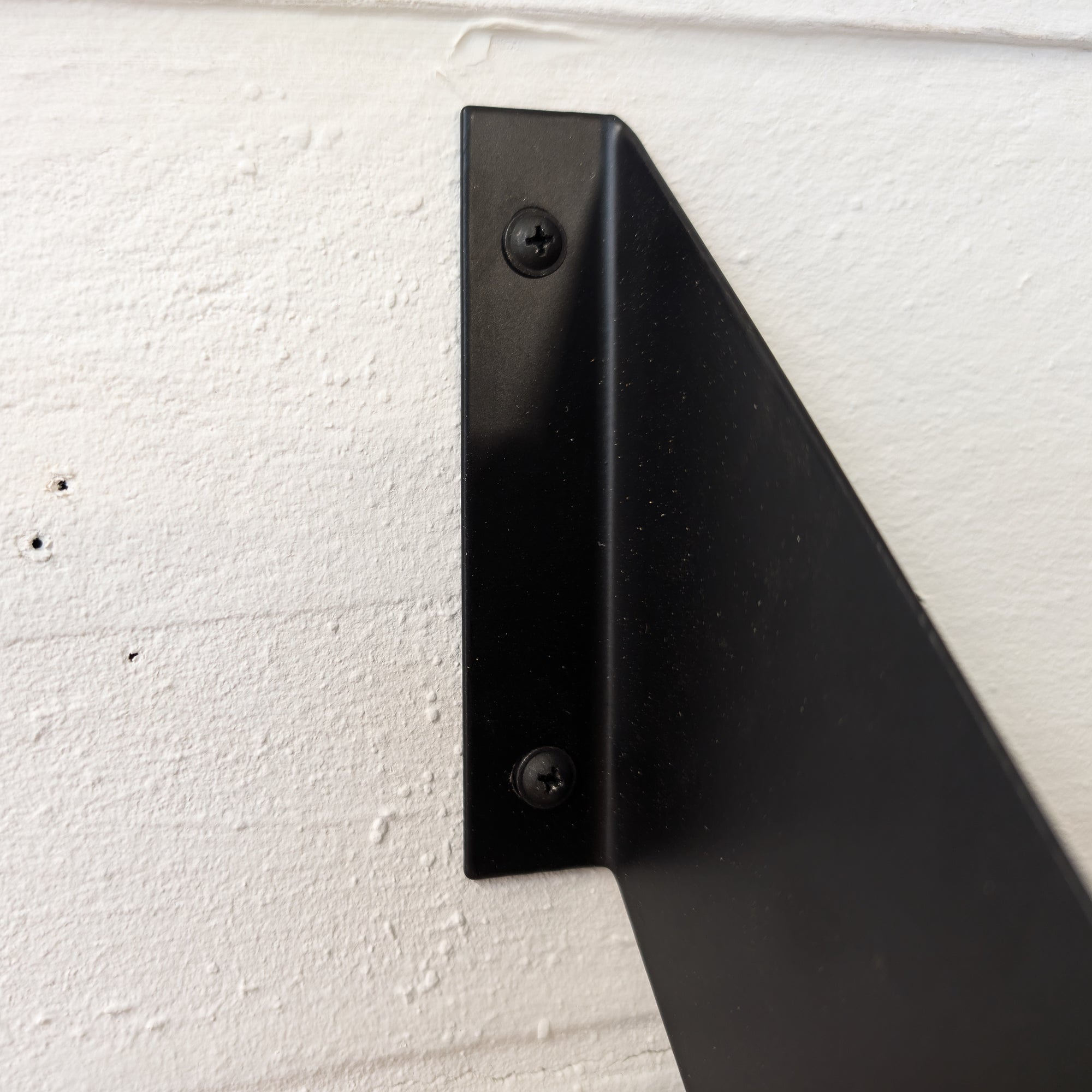 Minimalistisches Wandregal mit Metallträgern - Amoligno - Wandregale