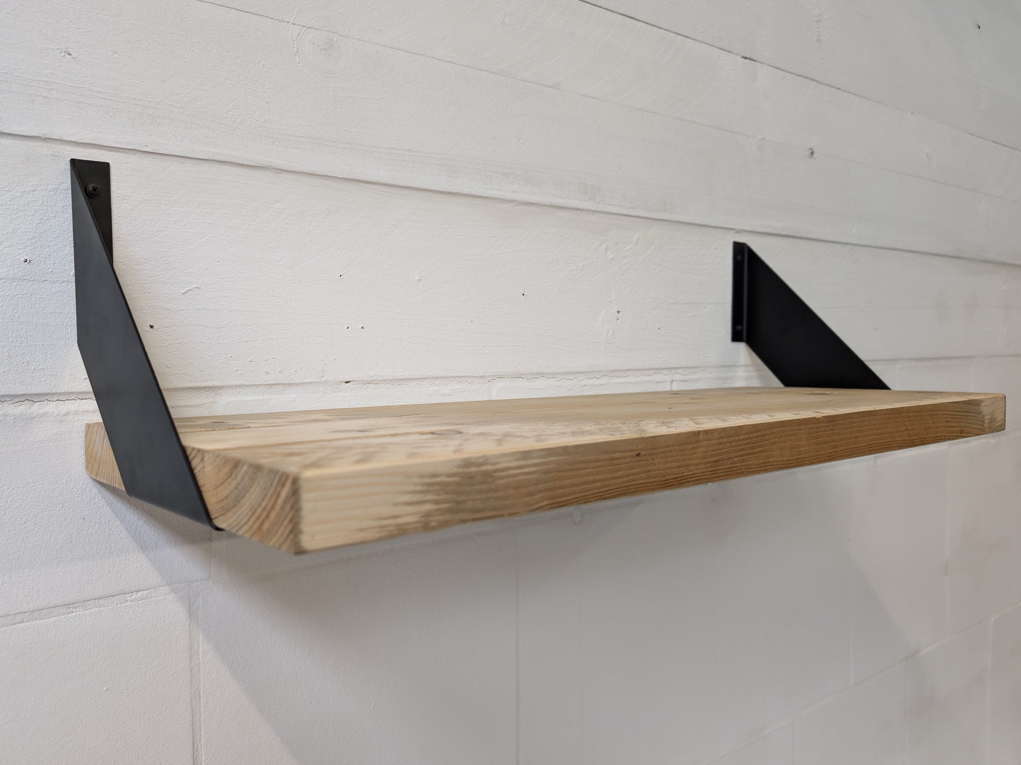 Minimalistisches Wandregal mit Metallträgern - Amoligno - Wandregale