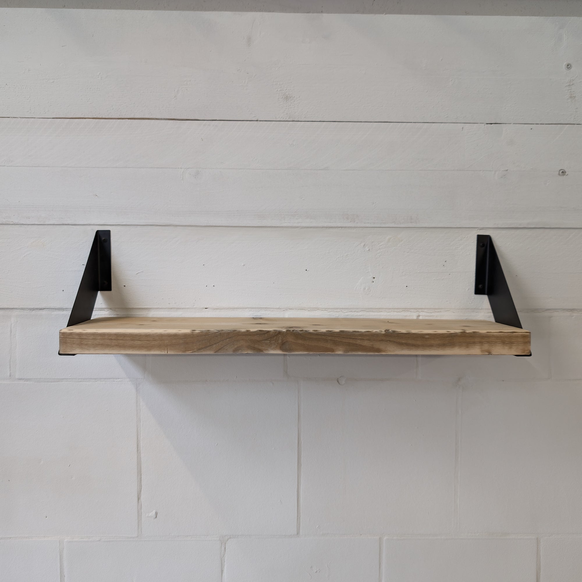 Minimalistisches Wandregal mit Metallträgern - Amoligno - Wandregale