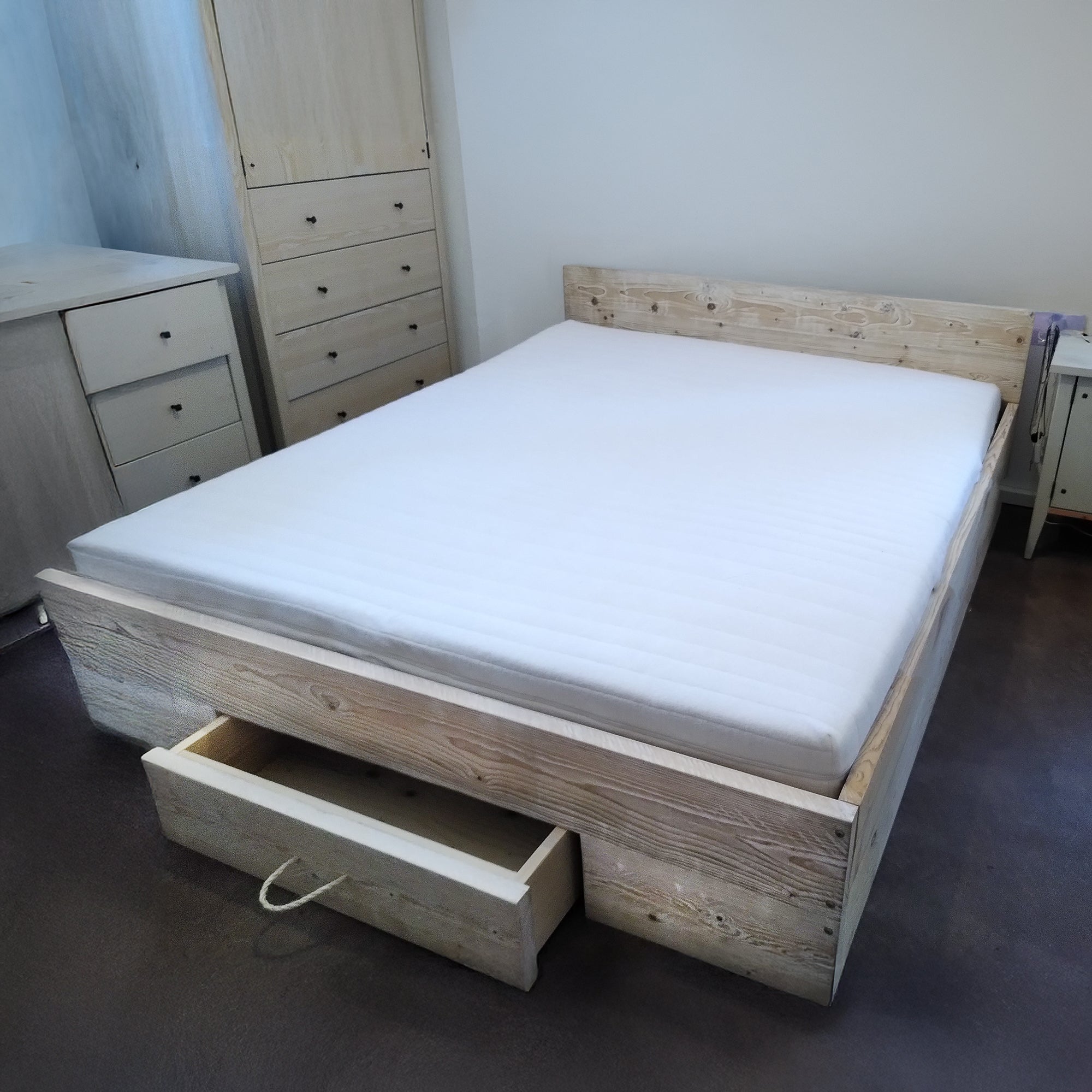 Rahmenbett mit Kopfteil und Schublade - Amoligno - Betten