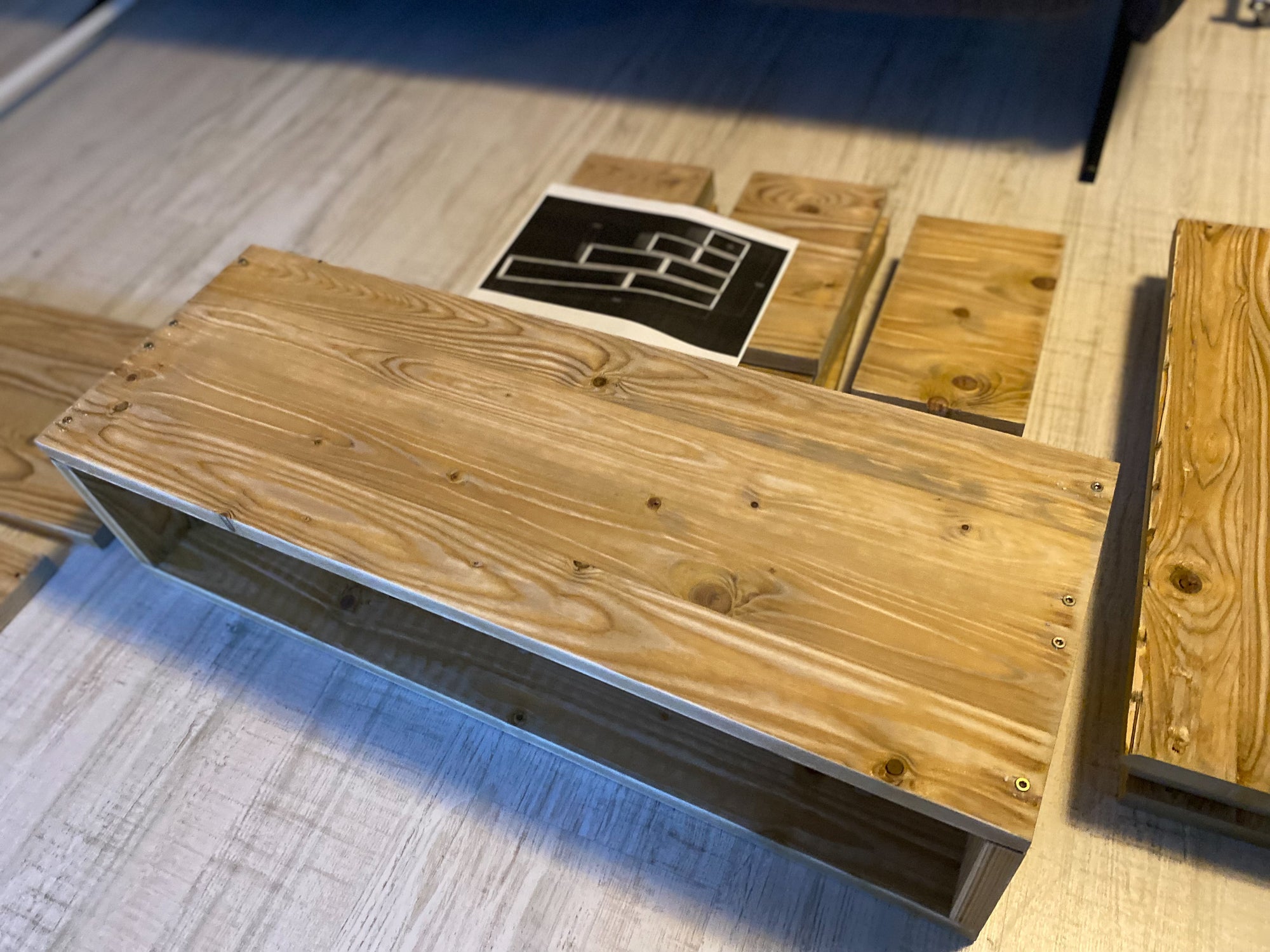 Ricarda - Modulares Regal - Stufenregal - Amoligno - Modulare Standregale