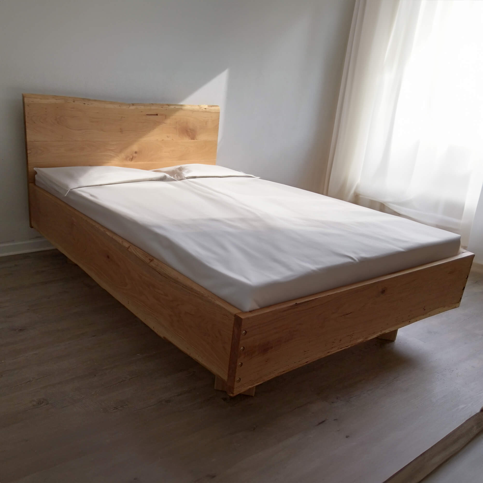 Schwebendes Eichenbett "Stefan" - Amoligno - Betten