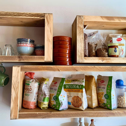 Nachhaltig maßgefertigtes Küchenregal aus hochwertigem Altholz, minimalistisch, rustikal und dekorativ