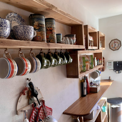 Minimalistisches, rustikales Küchenregal aus hochwertigem Altholz, schwebend und nachhaltig handgefertigt.
