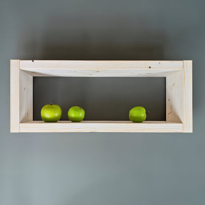Individuell gefertigtes schwebendes Wandregal aus recyceltem Bauholz – robust und funktional