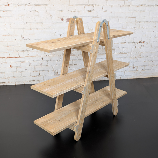 Vielseitig einsetzbares Leiterregal aus Holz mit offenem Design