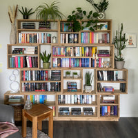 MARION: Platz für Taschenbücher, CDs und DVDs im Bücherregal - Amoligno - Modulare Standregale