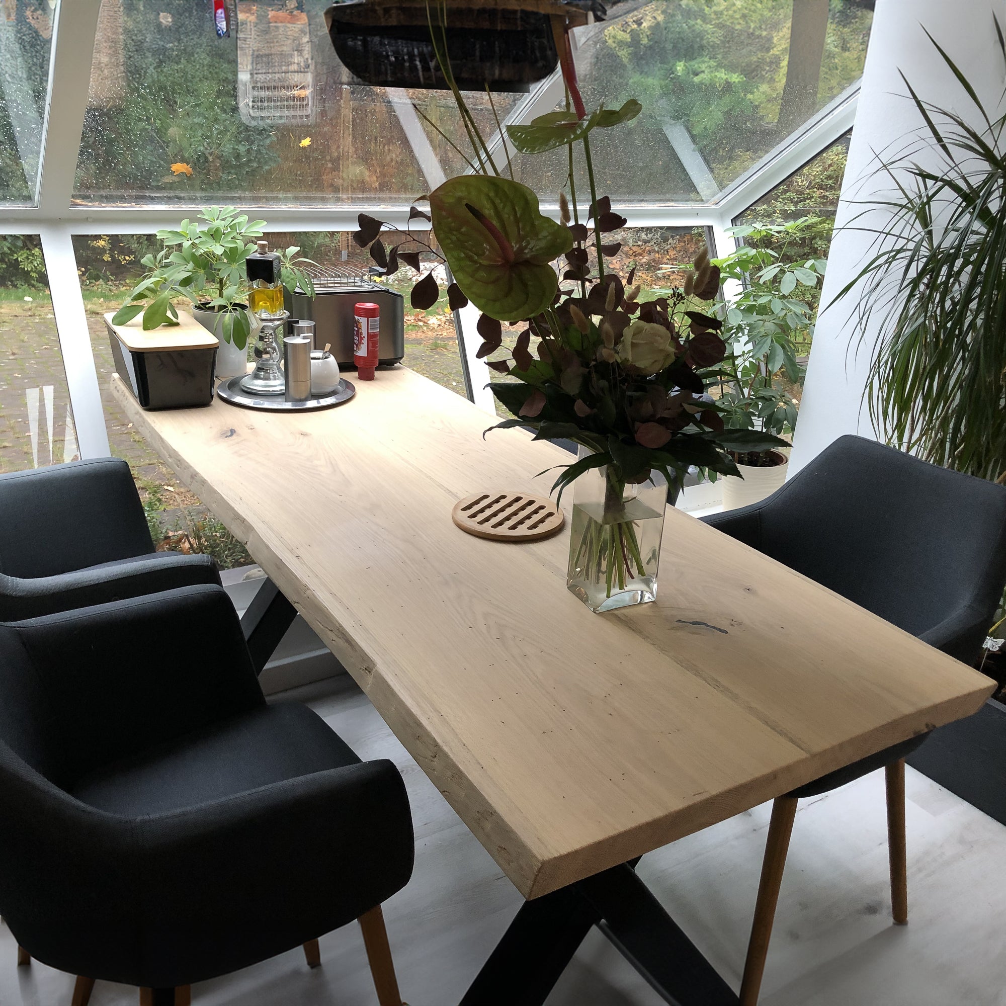 Tisch "Laila" Esstisch aus Eiche mit Waldkante - Amoligno - Tische & Bänke