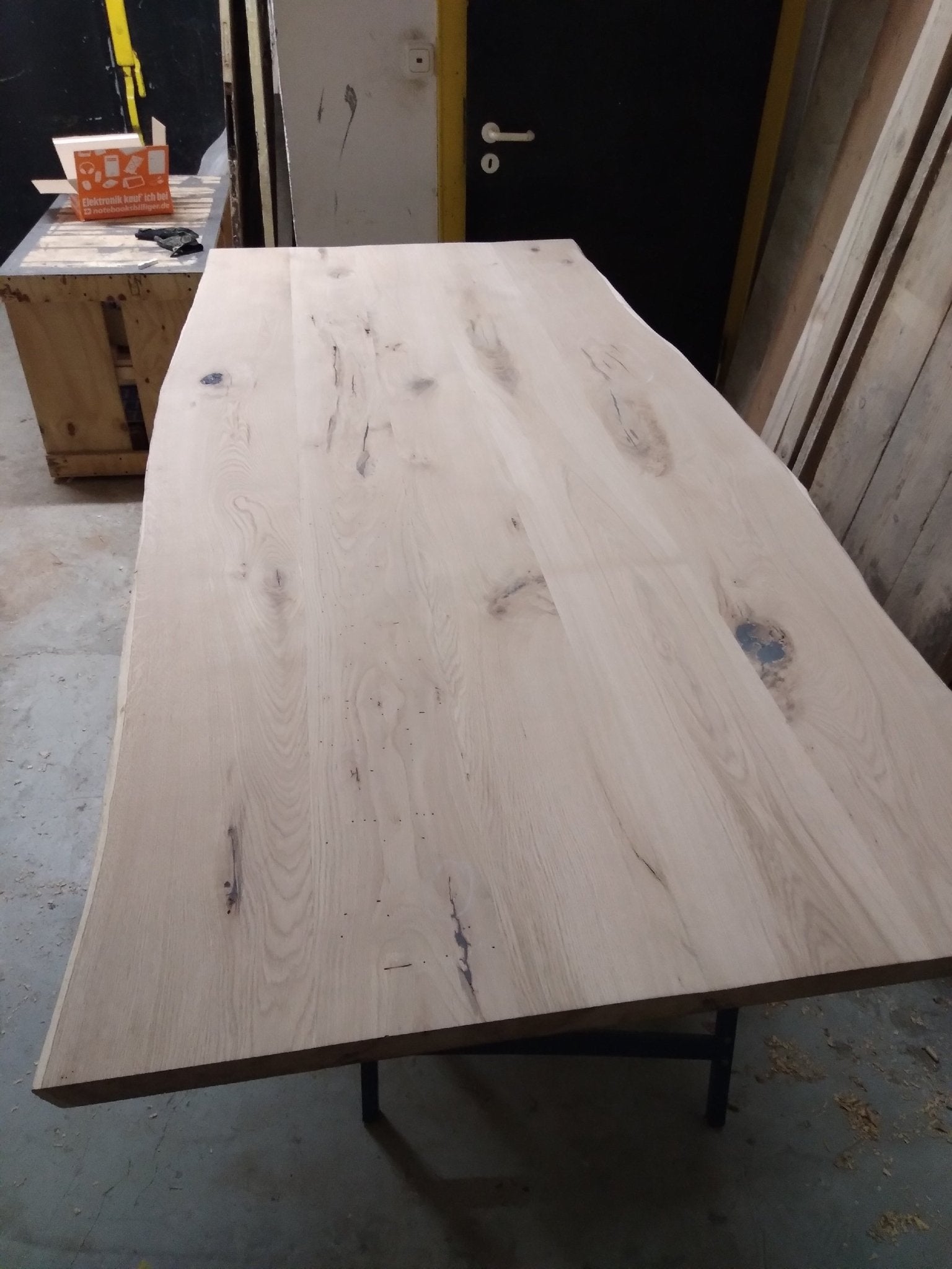 Aktion 25%: Handgefertigte Massivholz - Tischplatte „TIPLA 01“ aus Wurmeiche, mit Waldkante , sofort lieferbar - Amoligno - Tische & Bänke