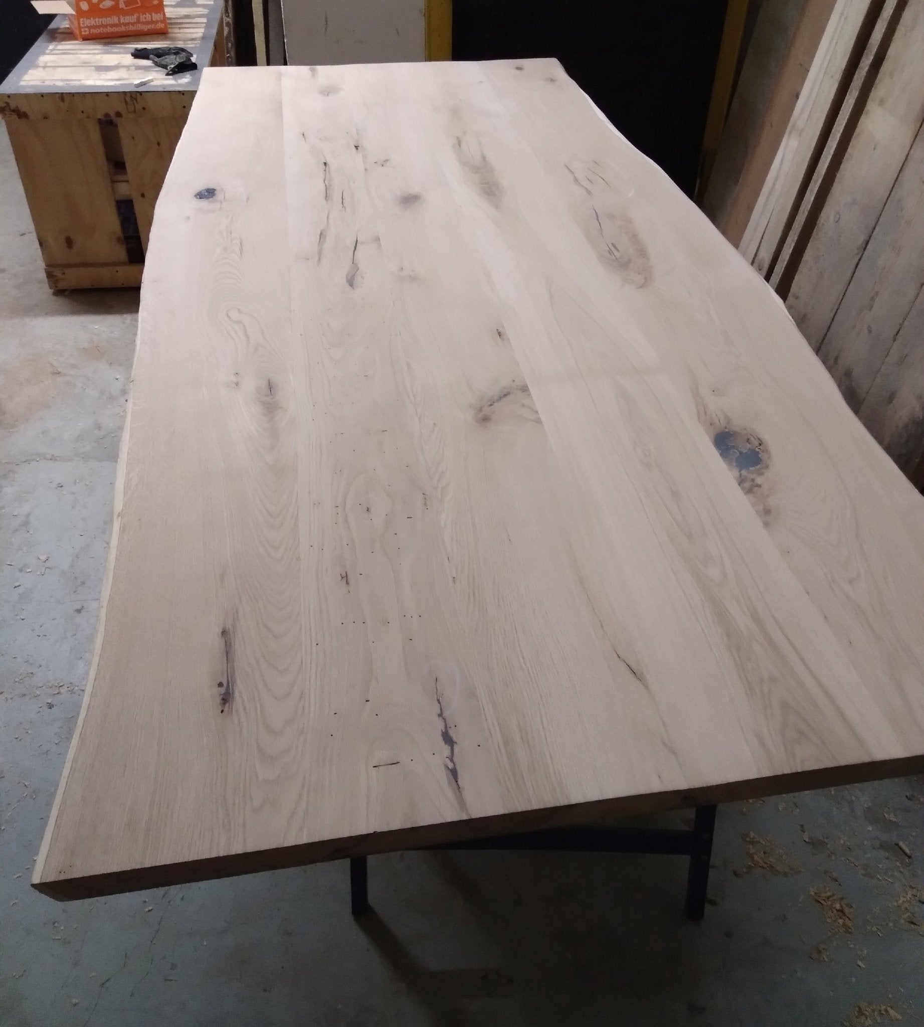 Aktion 25%: Handgefertigte Massivholz - Tischplatte „TIPLA 01“ aus Wurmeiche, mit Waldkante , sofort lieferbar - Amoligno - Tische & Bänke