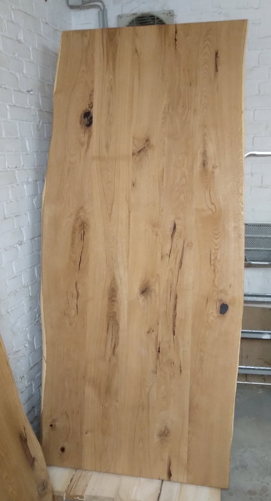 Aktion 25%: Handgefertigte Massivholz - Tischplatte „TIPLA 01“ aus Wurmeiche, mit Waldkante , sofort lieferbar - Amoligno - Tische & Bänke